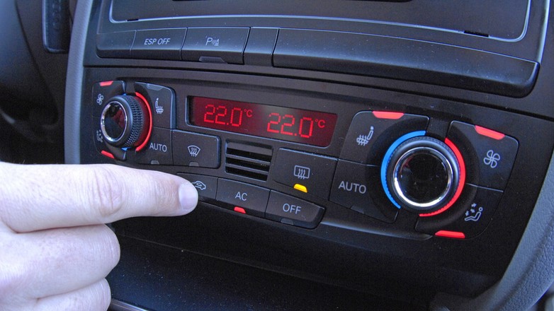 Klimatyzacja automatyczna w różnych autach potrafi mieć zupełnie inne algorytmy działania. Czasem tryb automatyczny rzeczywiście zapewnia komfort w upały, ale często zdarza się, że trzeba wymusić ustawienia manualne. Najbezpieczniej w trakcie używania klimatyzacji nie korzystać z nawiewu na nogi - czasem może tamtędy polecieć ciepłe powietrze wbrew woli kierowcy.