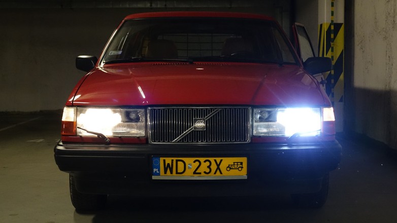 Retrofity LED są dostępne także w barwie bliskiej klasycznemu halogenowi. Dzięki temu starsze auto lepiej świeci i dobrze wygląda