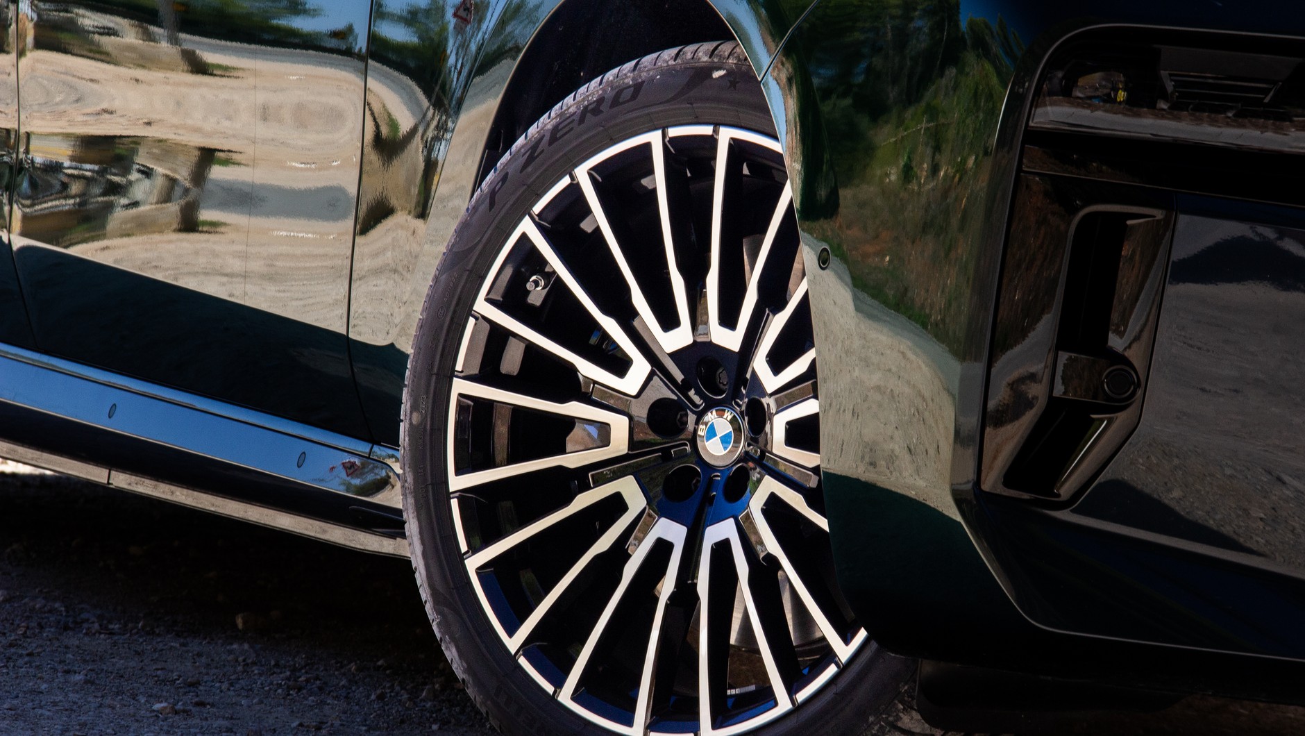 BMW i7 M70