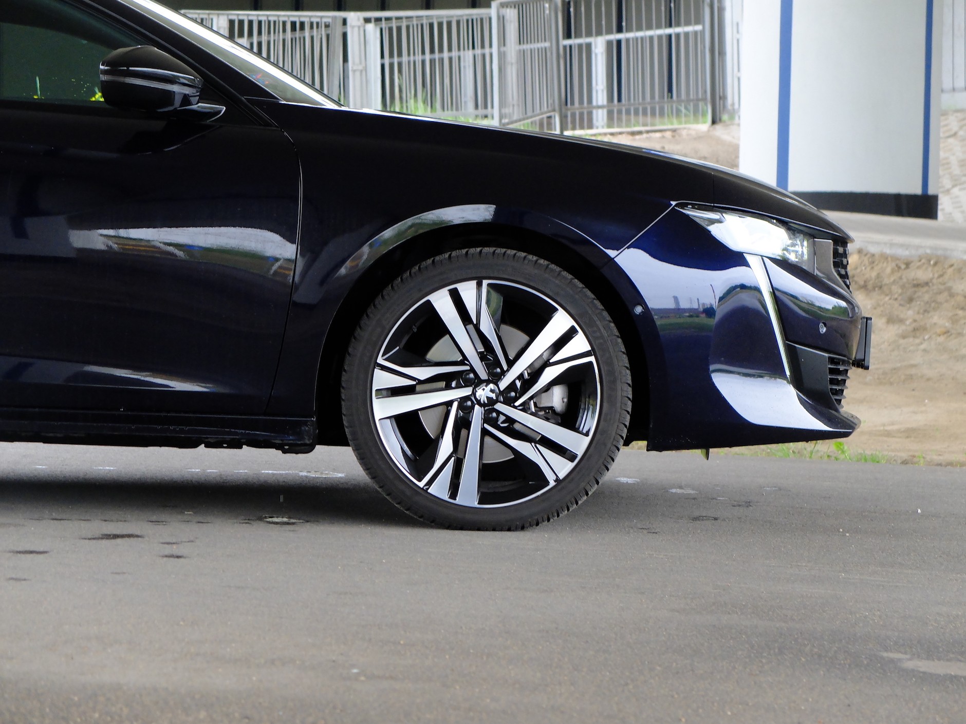 Peugeot 508 GT PureTech 225 KM: za dwukolorowe 19-calowe felgi trzeba dopłacić 3200 zł