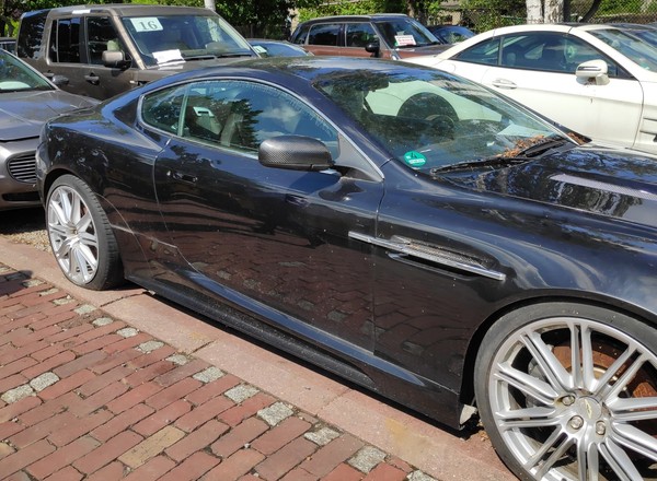 Aston Martin zlicytowany, Ferrari i Maserati po raz trzeci na sprzedaż - skarbówka nie rezygnuje