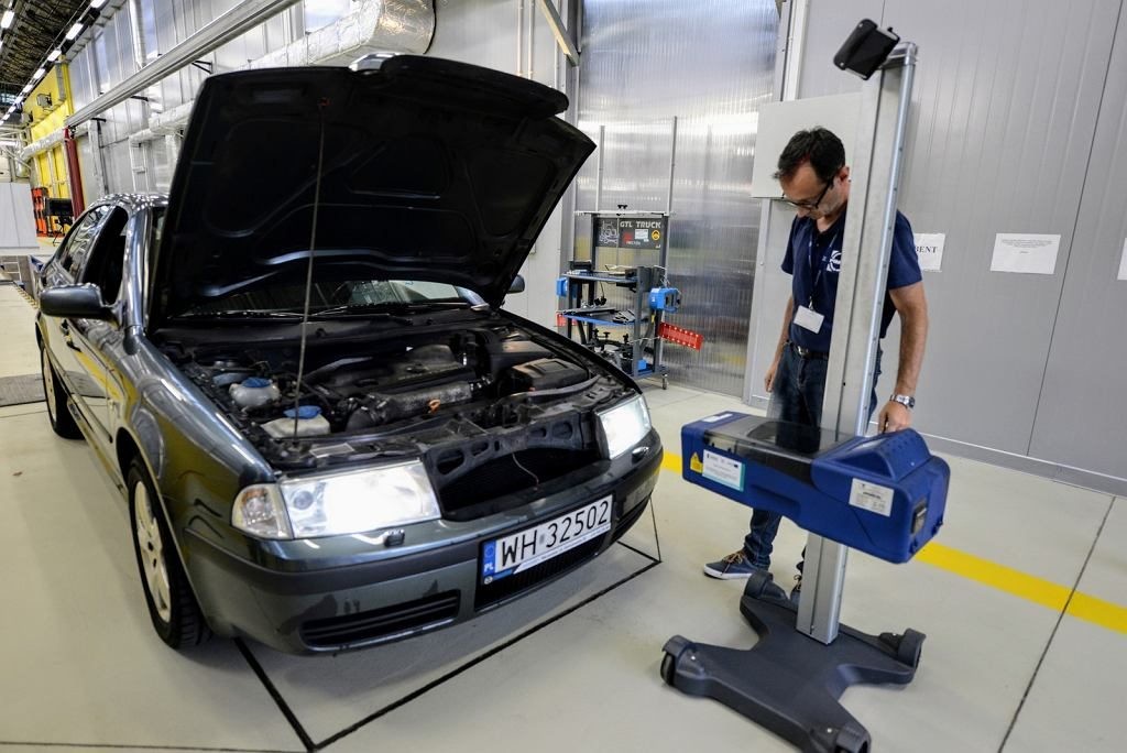 Sprawdzanie ustawienia świateł w trakcie badania technicznego