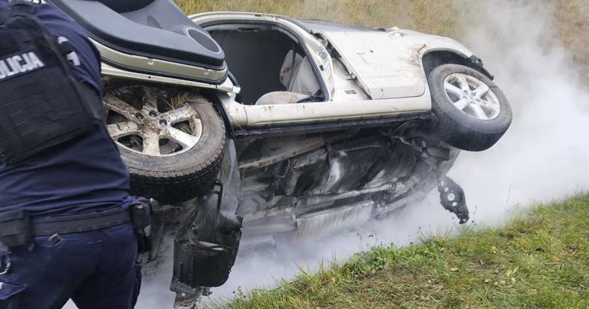 Policjanci z Płocka uratowali dwie kobiety z płonącego samochodu