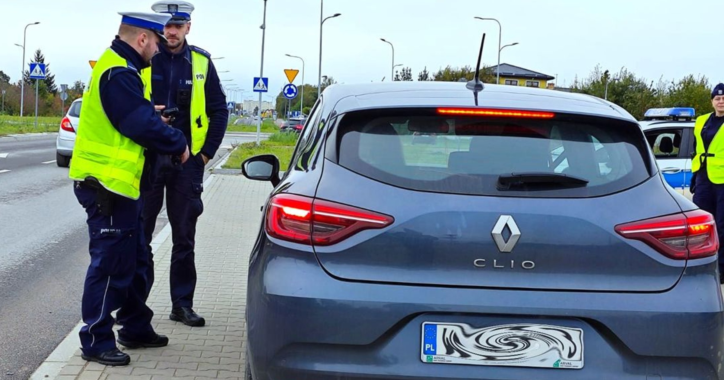 Kto nie trzyma kierownicy oburącz, ten płaci 500 zł