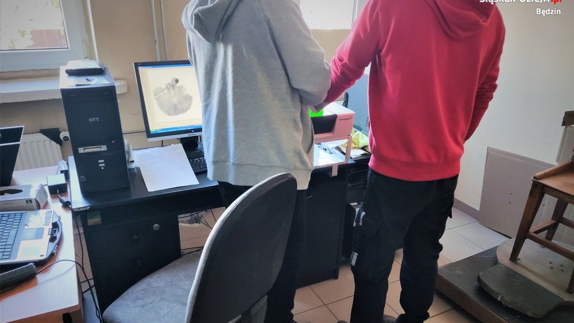 Obraz pochodzący z serwisu https://bedzin.policja.gov.pl/ka1/informacje/wiadomosci/385672,Zatrzymany-na-drodze-rozwiazal-worek-przestepstw.html