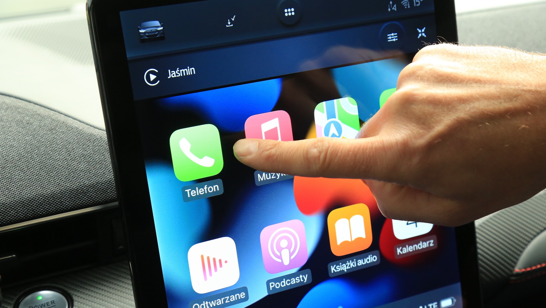 Dotykowy ekran multimedialny w formie 15,5-calowego tabletu charakteryzuje się świetną grafiką i intuicyjną obsługą. System multimedialny łączy się bezprzewodowo z Apple CarPlay, niestety zdarzało się, że kilka razy układ zrywa połączenie.