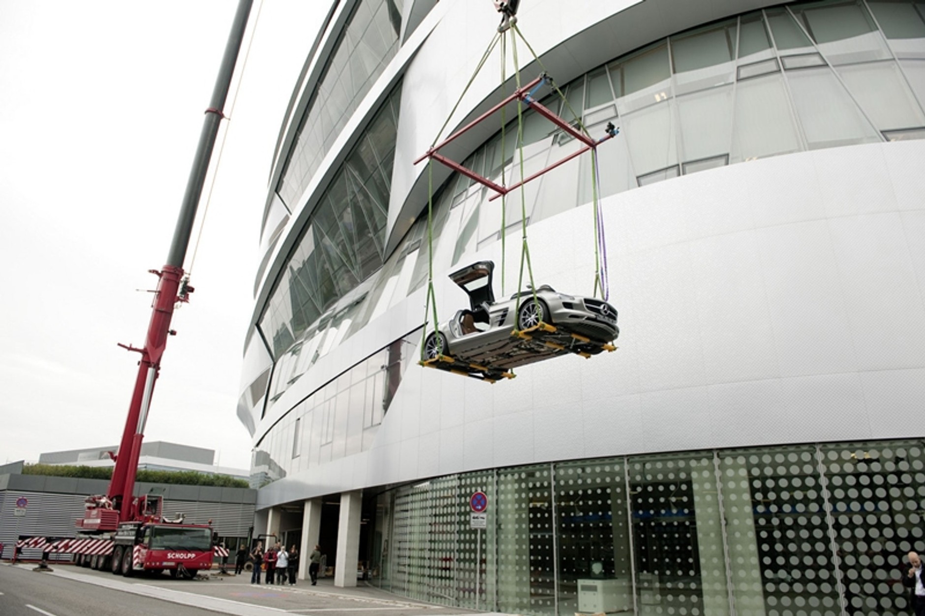 SLS AMG dostał skrzydeł