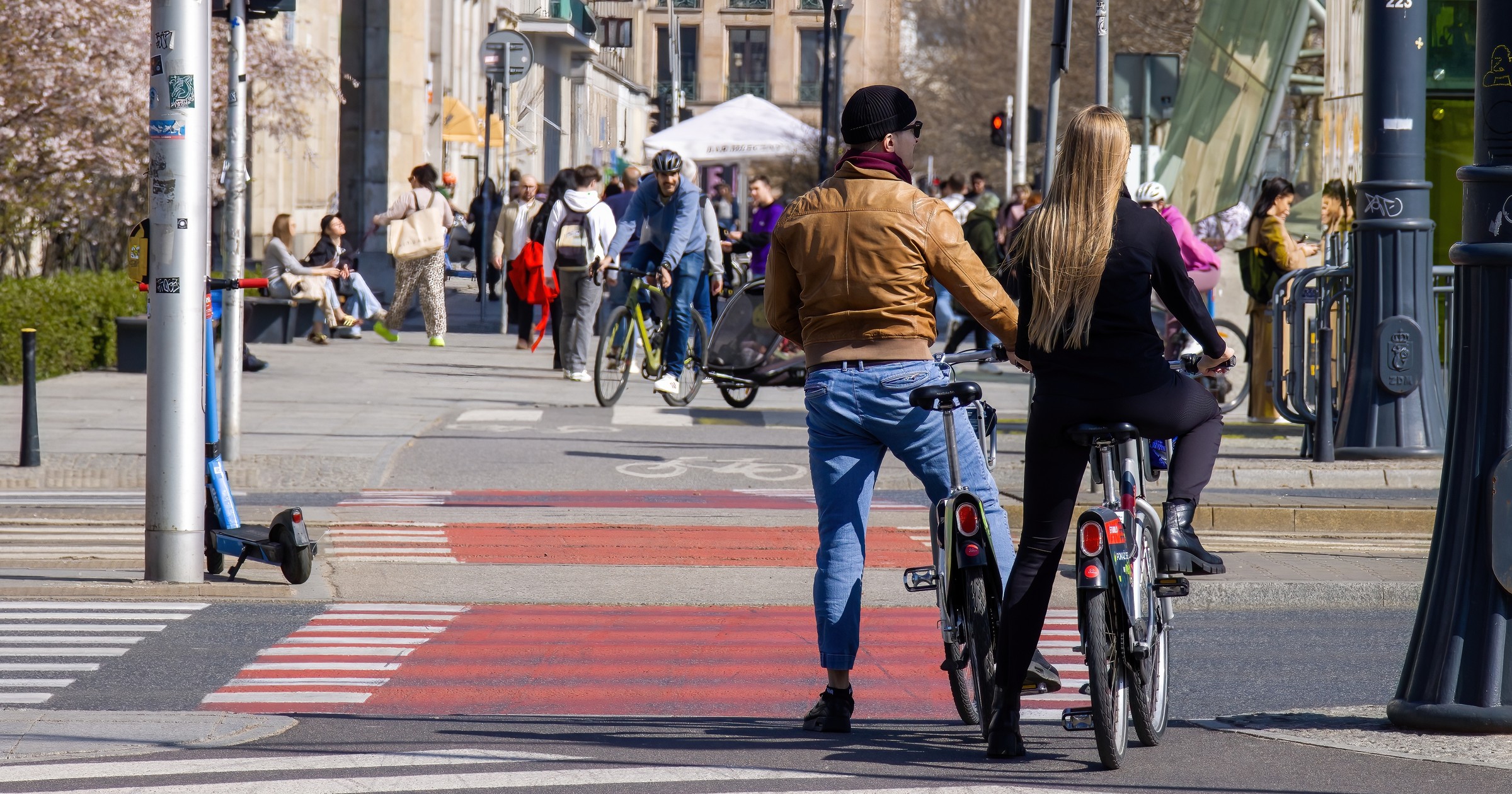 Kiedy rowerzysta znajduje się na przejeździe rowerowym, kierowca samochodu musi ustąpić mu pierwszeństwa