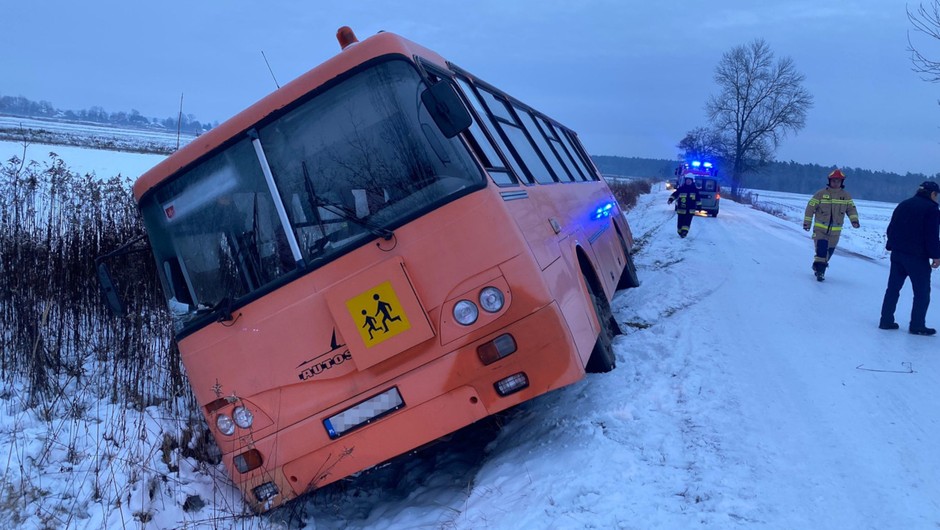 Autobus przewożący dzieci wjechał do rowu. 13-latka trafiła do szpitala