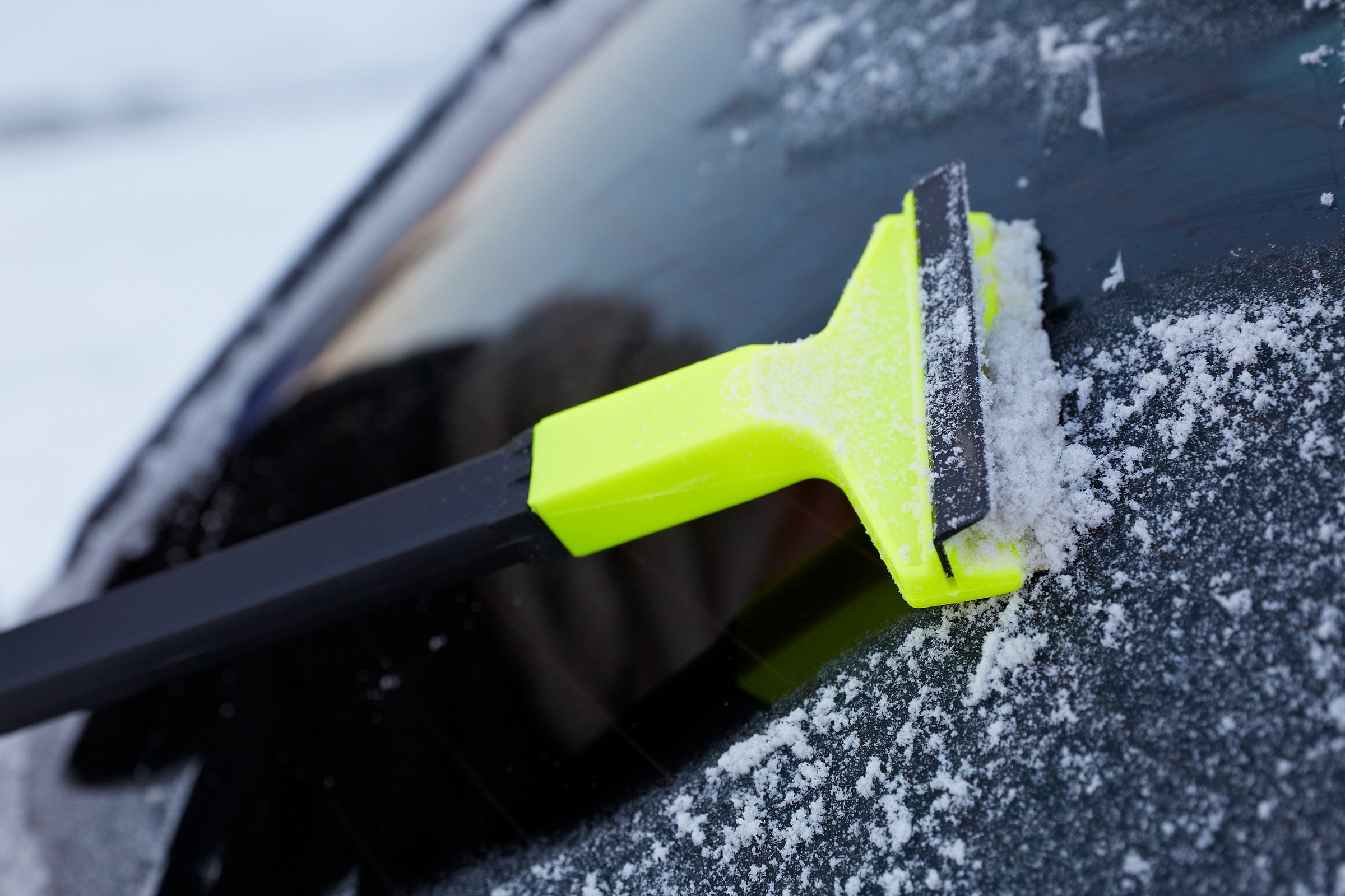 Tak odmrozisz szyby w kilka sekund. Odmrażacz? Można, ale można też inaczej