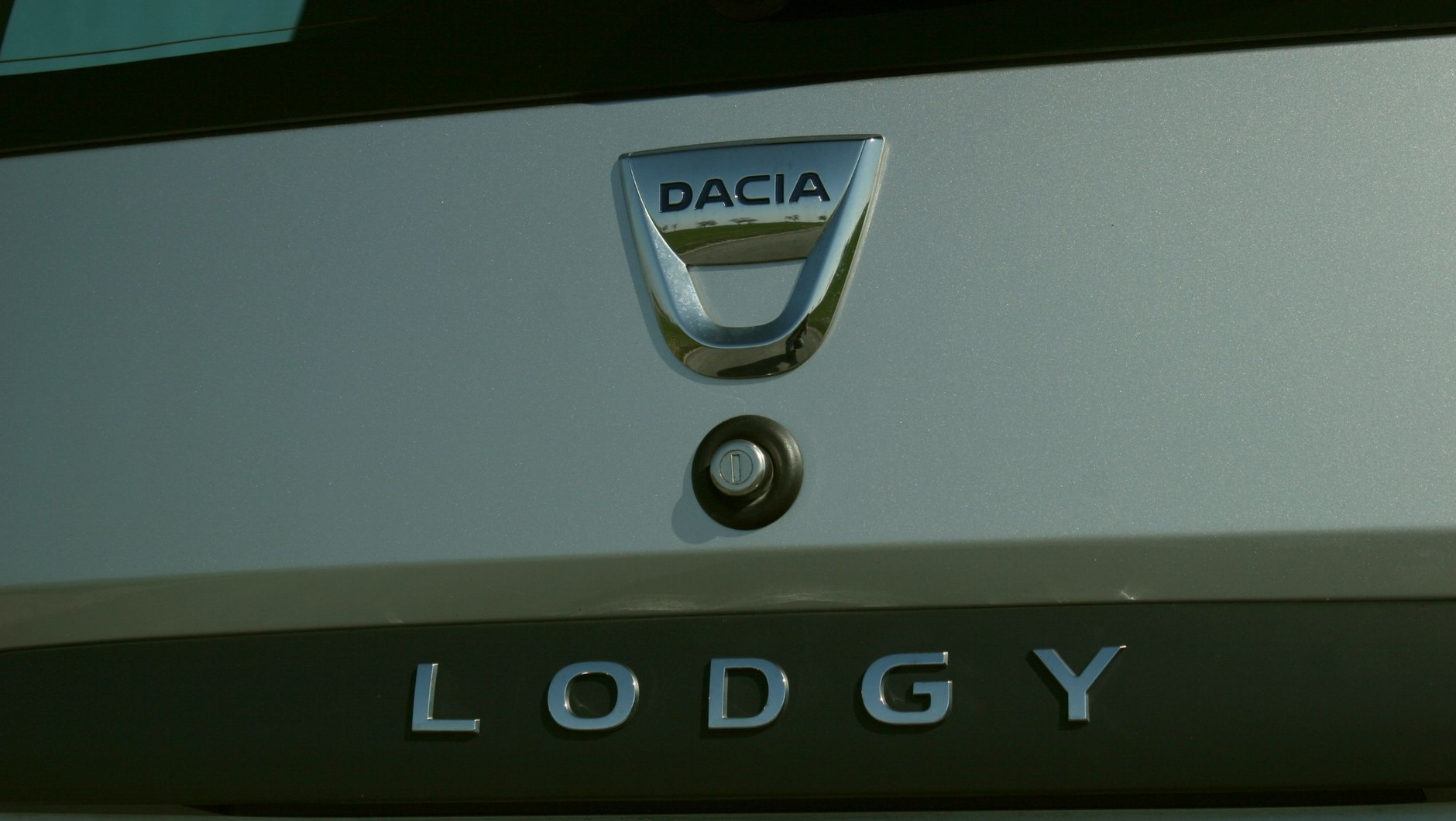 Dacia Lodgy - archaiczny przycisk otwierania klapy