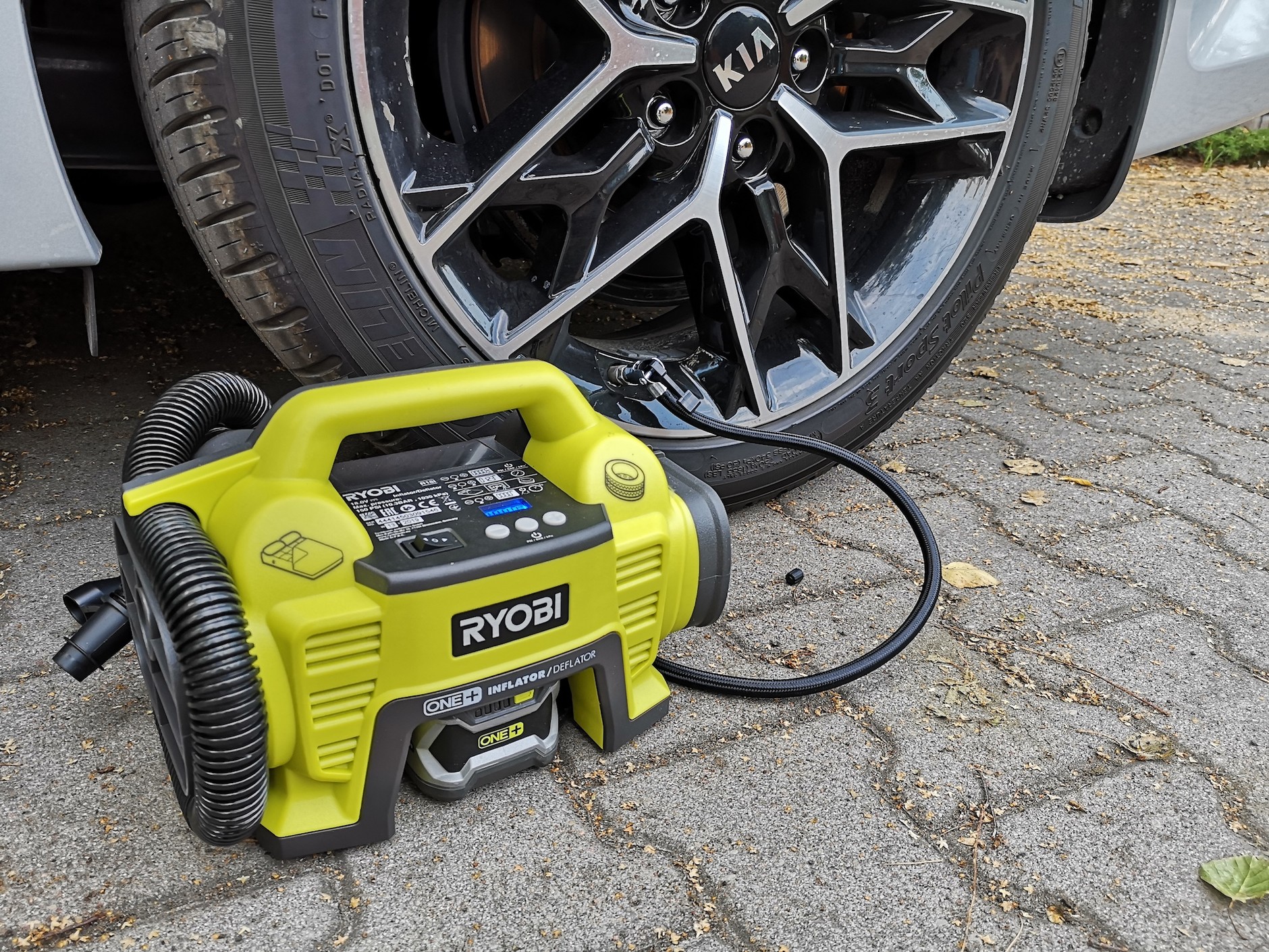 Ryobi: wyraźnie wyższa jakość, ale i wyraźnie wyższa cena. Jeśli chodzi o osiągi, to pamiętajmy: to sprzęt przenośny, amatorski, nie spodziewajmy się zbyt wiele. Ale może się przydać w garażu czy na kempingu – bez wątpienia.