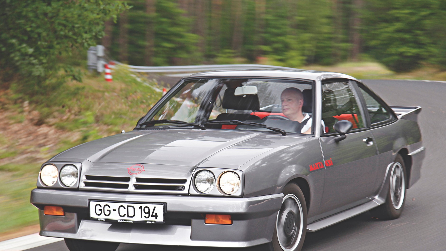 Manta B GSi wygląda na szybszą, niż jest 
w rzeczywistości – dobre osiągi to domena innych aut.