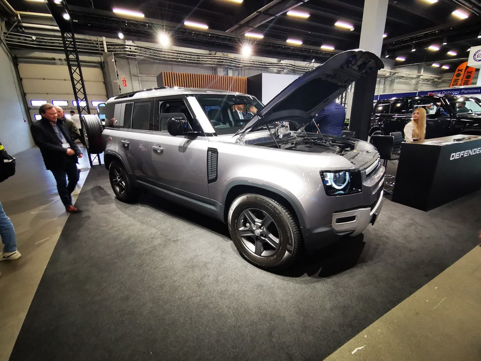 Do grona firm oferujących auta opancerzone dołączył Land Rover. Opancerzonego Defendera przegotowała firma Trasco Bremen, ale jest to "oficjalna konwersja", czyli auto zachowuje gwarancję producenta. Dzięki zastosowaniu elementów kompozytowych samochód jest tylko o kilkaset kg cięższy od wersji standardowej.