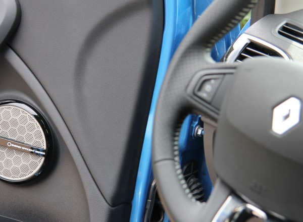 Bose w Renault Megane z subwooferem mniejszym od pudełka na buty