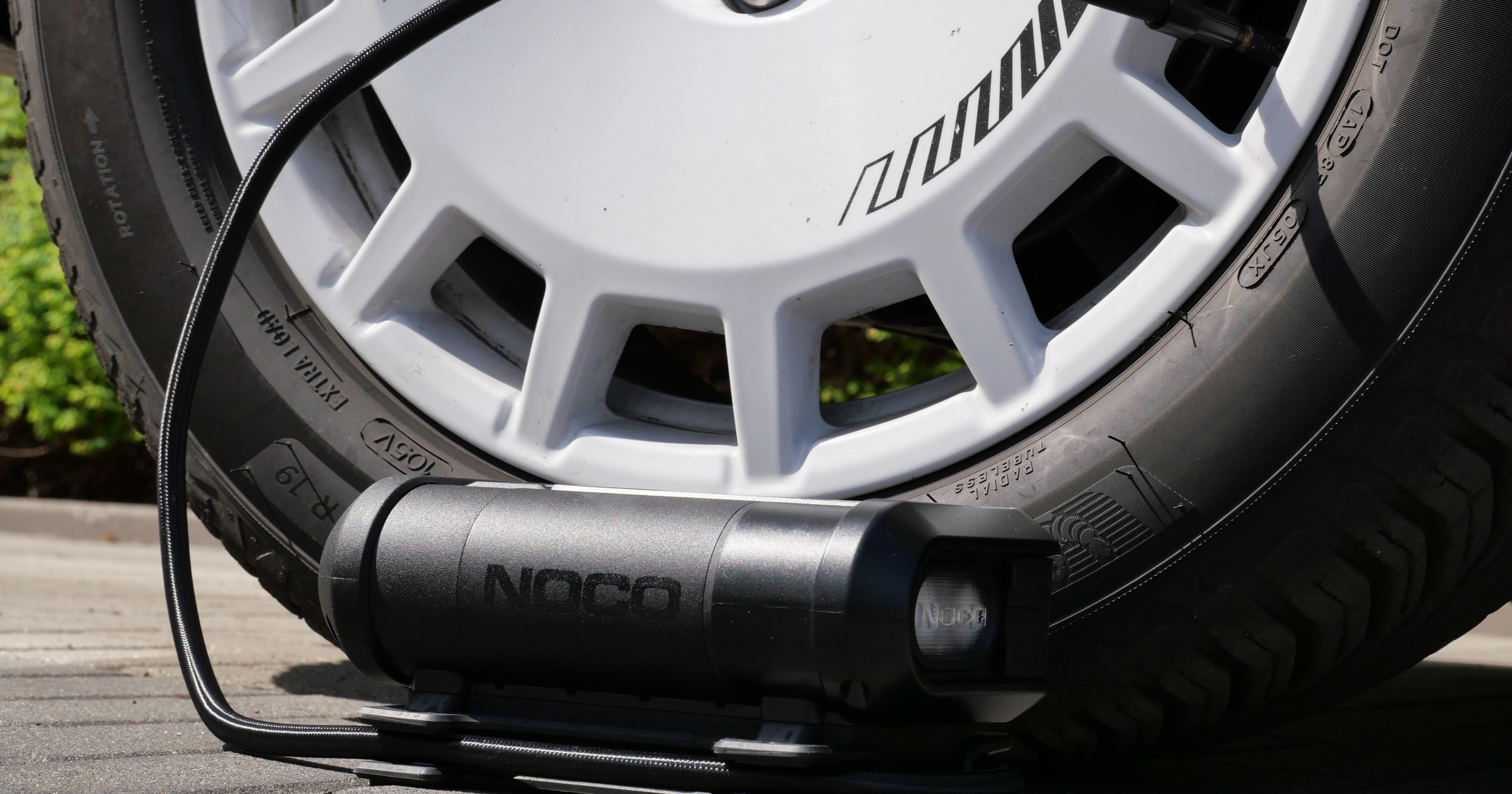 Noco AX65 – kompresor, powerbank rozruchowy i lampa w jednym