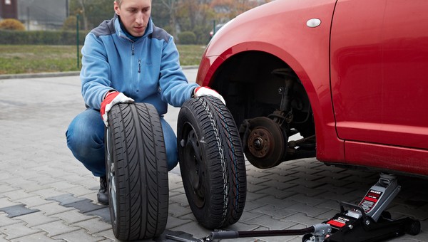 W tym miesiącu polscy kierowcy masowo zmieniają opony. Ilu korzysta z całorocznych?