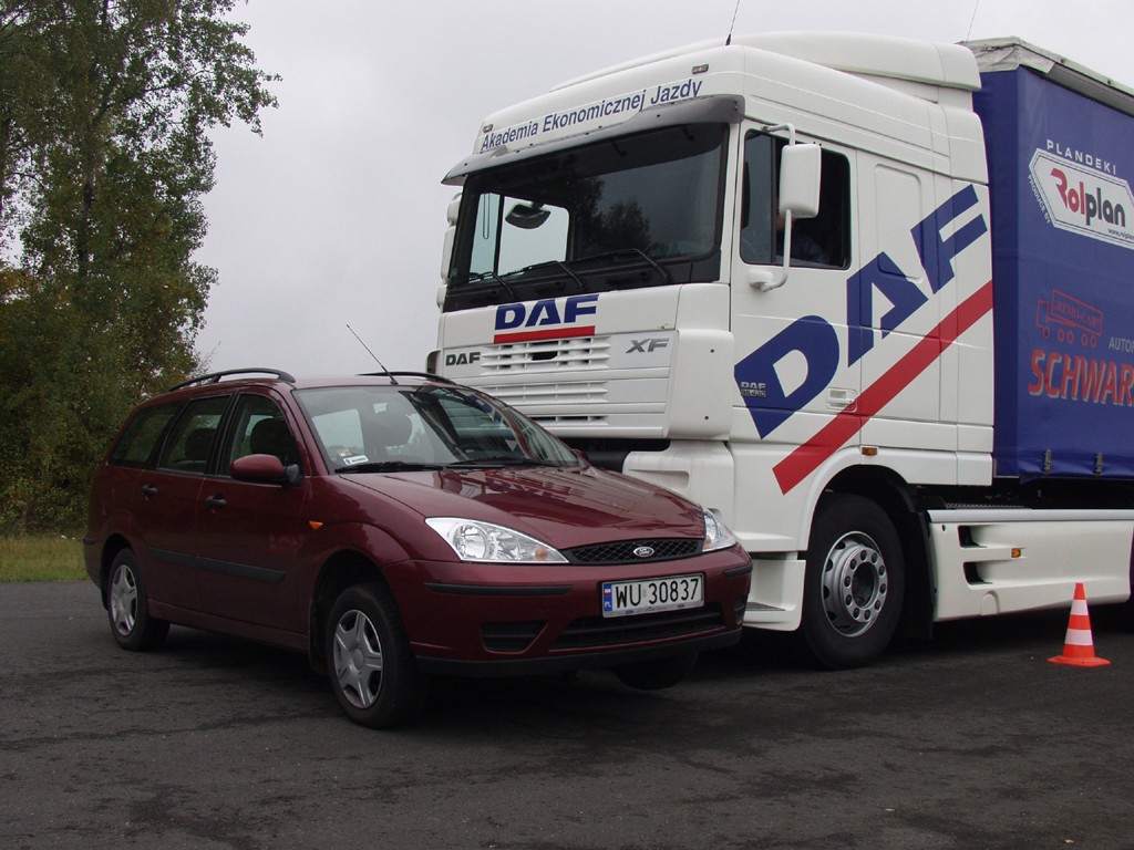 Uwaga, ciężarówka! Czyli - Duży widzi mniej!