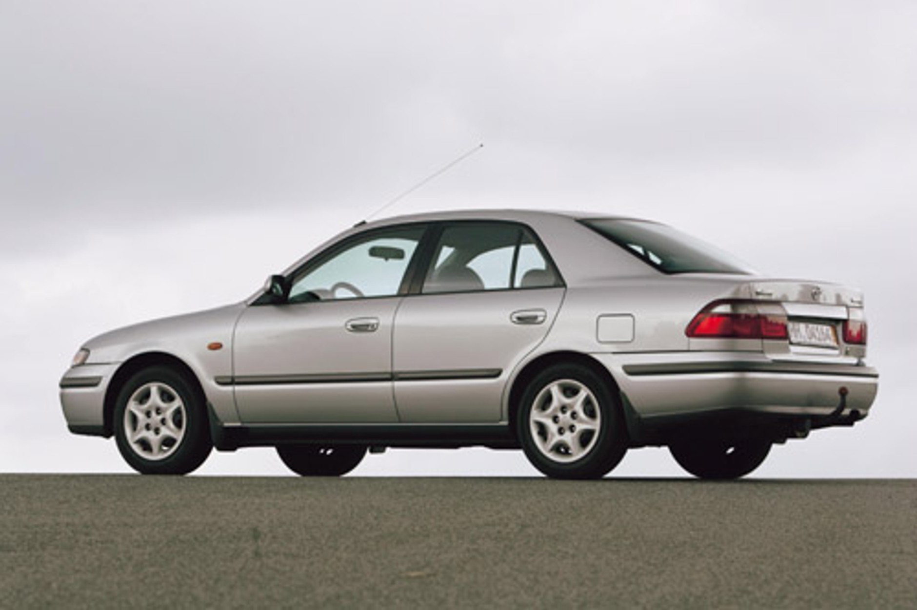 Honda Accord, Mazda 626, Nissan Primera, Toyota Avensis - Mocarze klasy średniej