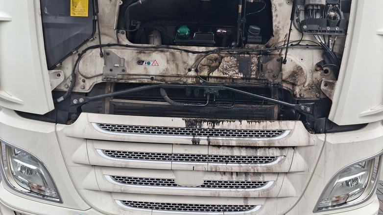 Samochód ciężarowy w dużymi wyciekami oleju