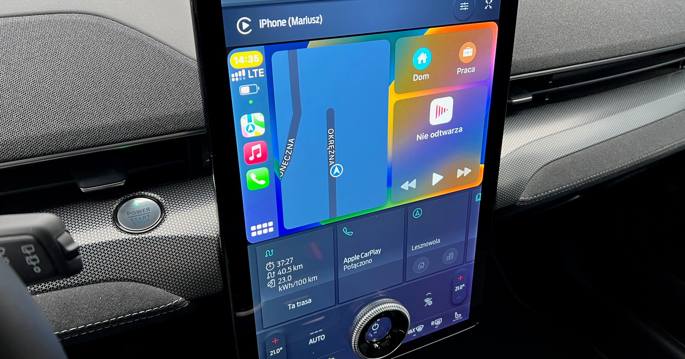 Duży ekran dotykowy w samochodzie