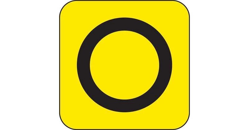 Czarne koło na żółtym tle