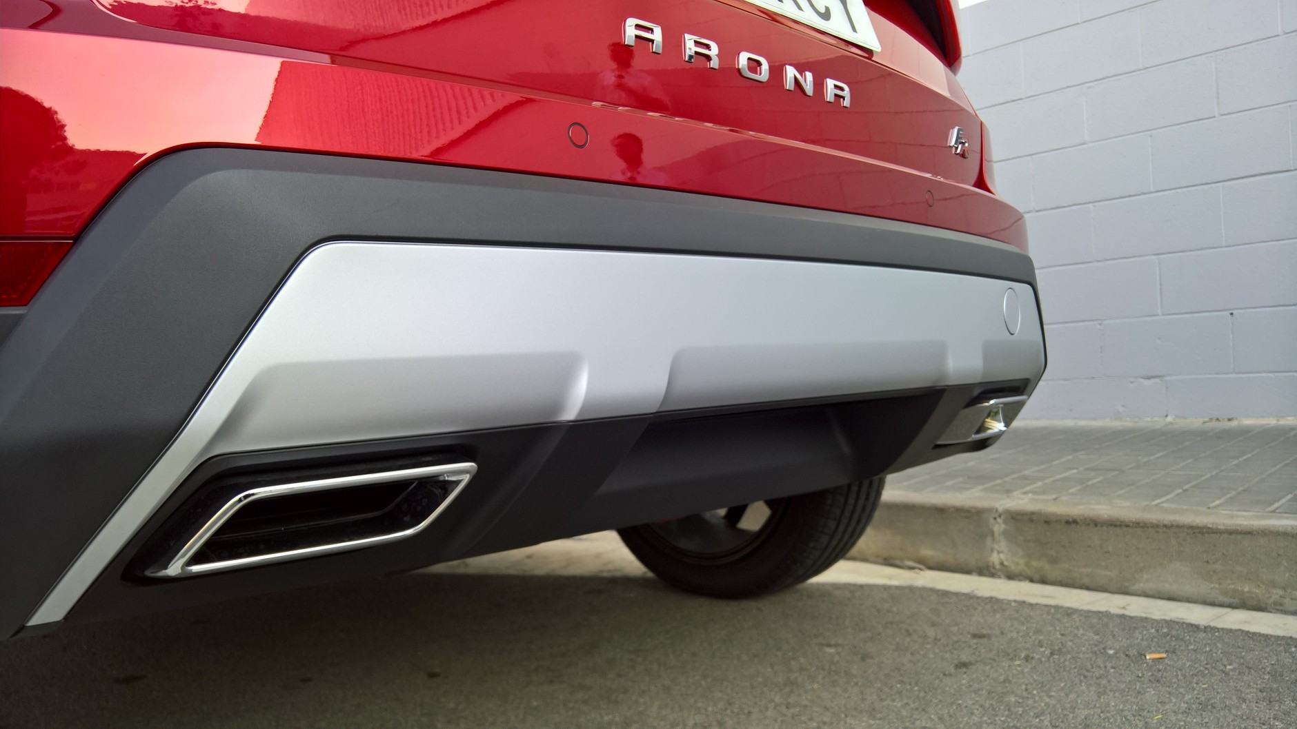 Charakterystyczny detal wersji FR. Chromowane atrapy końcówek wydechu. Seat Arona.