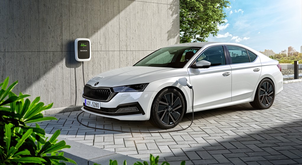 Skoda Octavia RS iV - na pełnym ładowaniu przejedzie nawet 60 km na prądzie