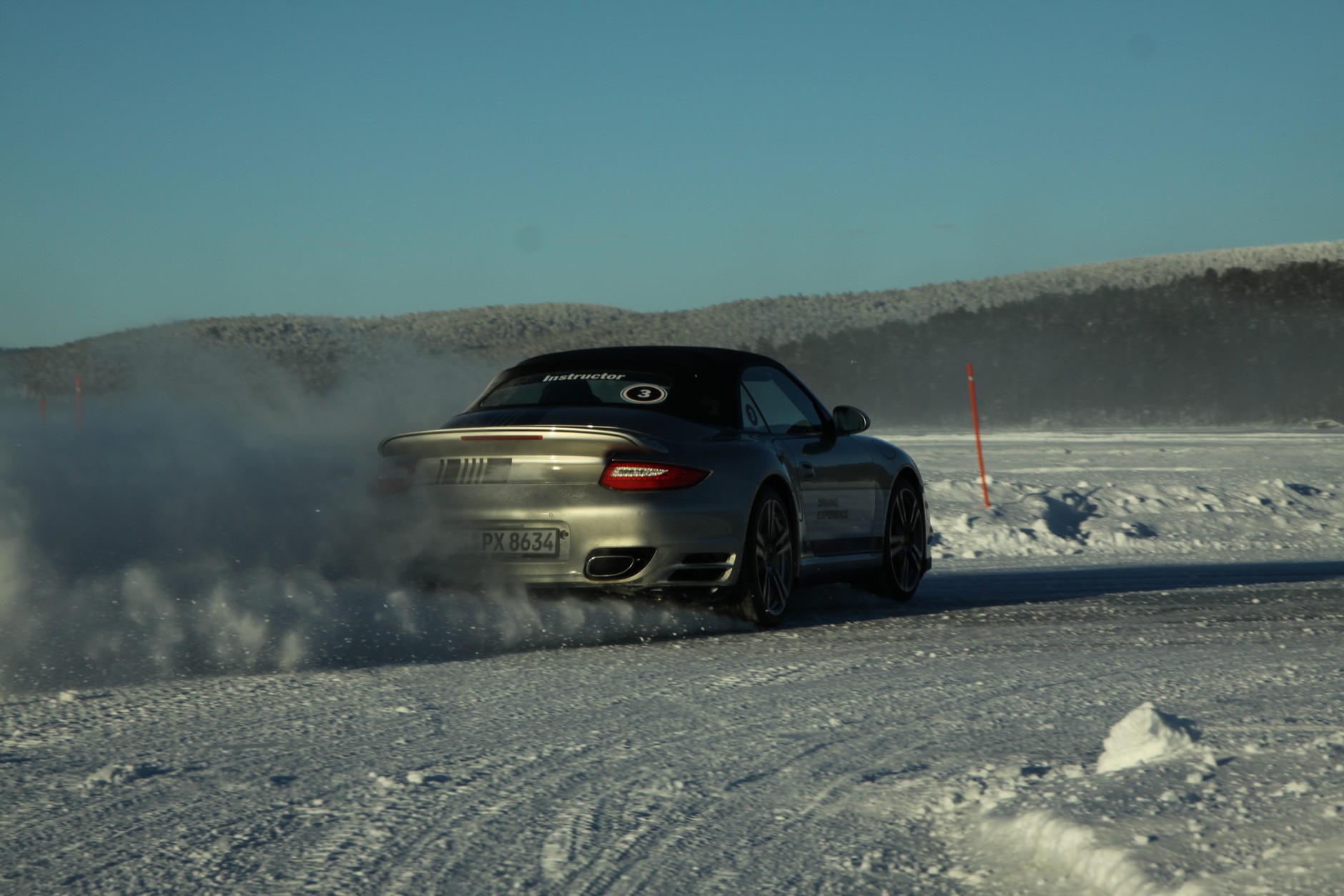 Porsche na zamarzniętym jeziorze