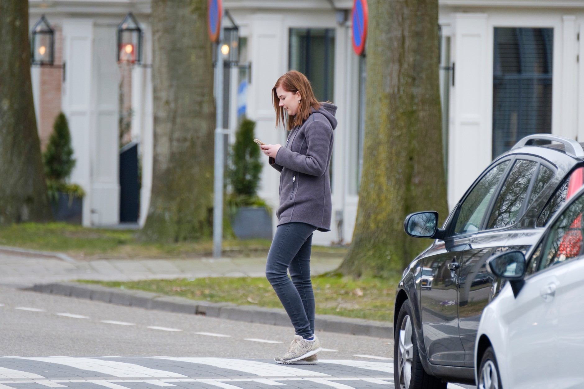 Telefon w ręku pieszego na jezdni? Za to grozi  300 zł mandatu!