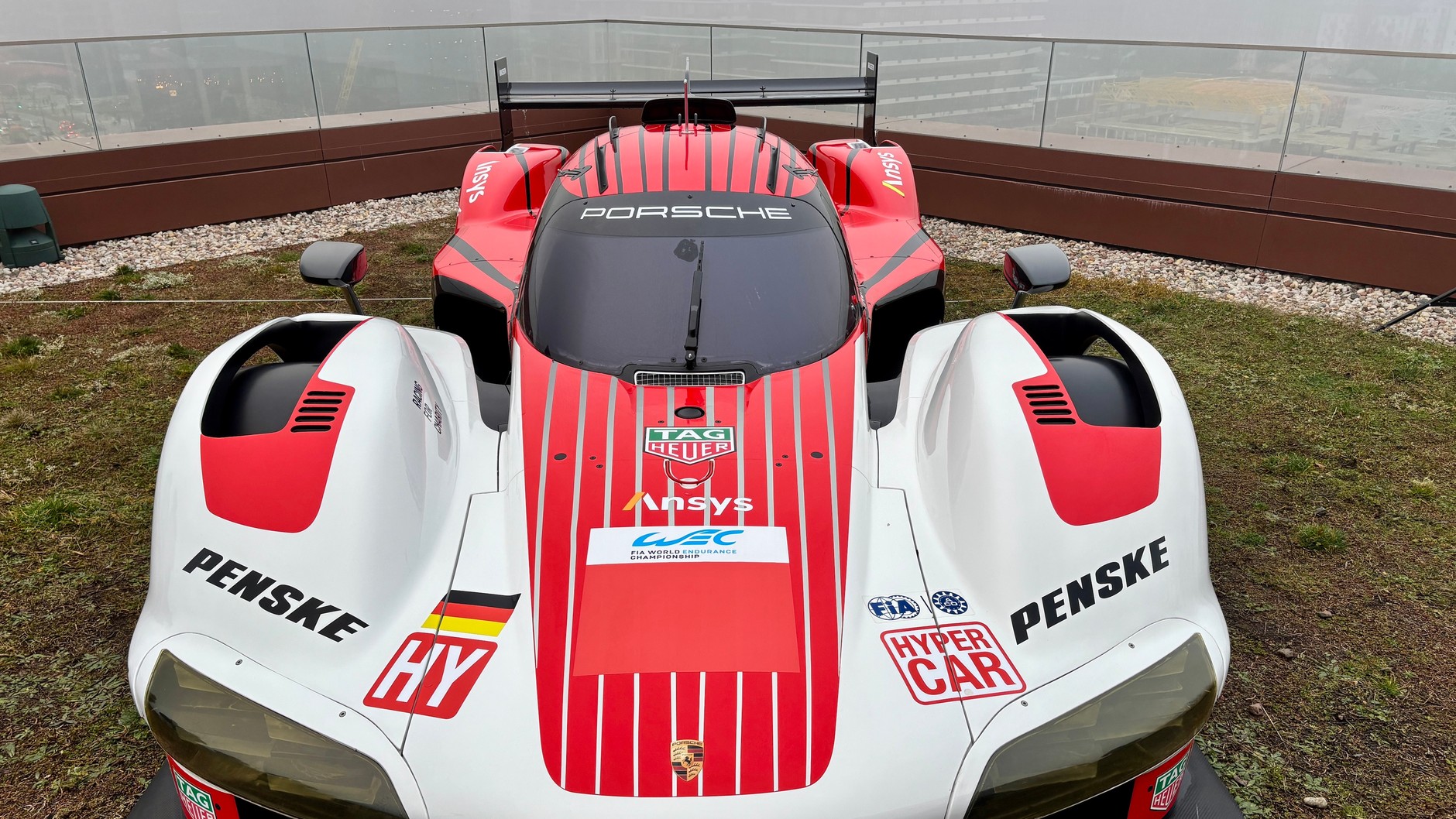 Porsche 963 na dachu biurowca w Warszawie