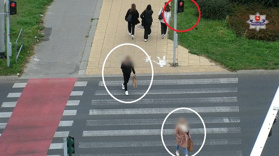 Piesi popełniają wykroczenia pod okiem policyjnego drona