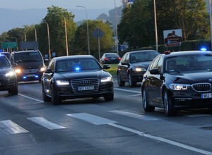 Prezydent Duda wraca z nart na sygnale. Ma prawo? Wyjaśniamy