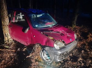 Rozbite Seicento bez tablic w lesie. Za wszystkim stało dwóch nastolatków