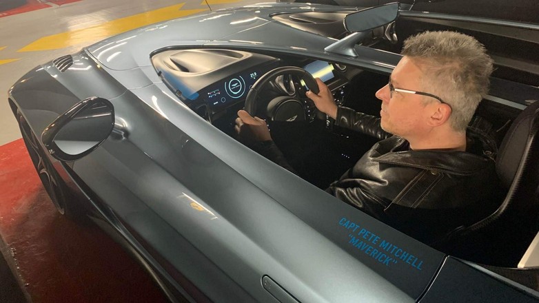 Pisarz Rafał Kosik w Astonie Martinie V12 Speedster