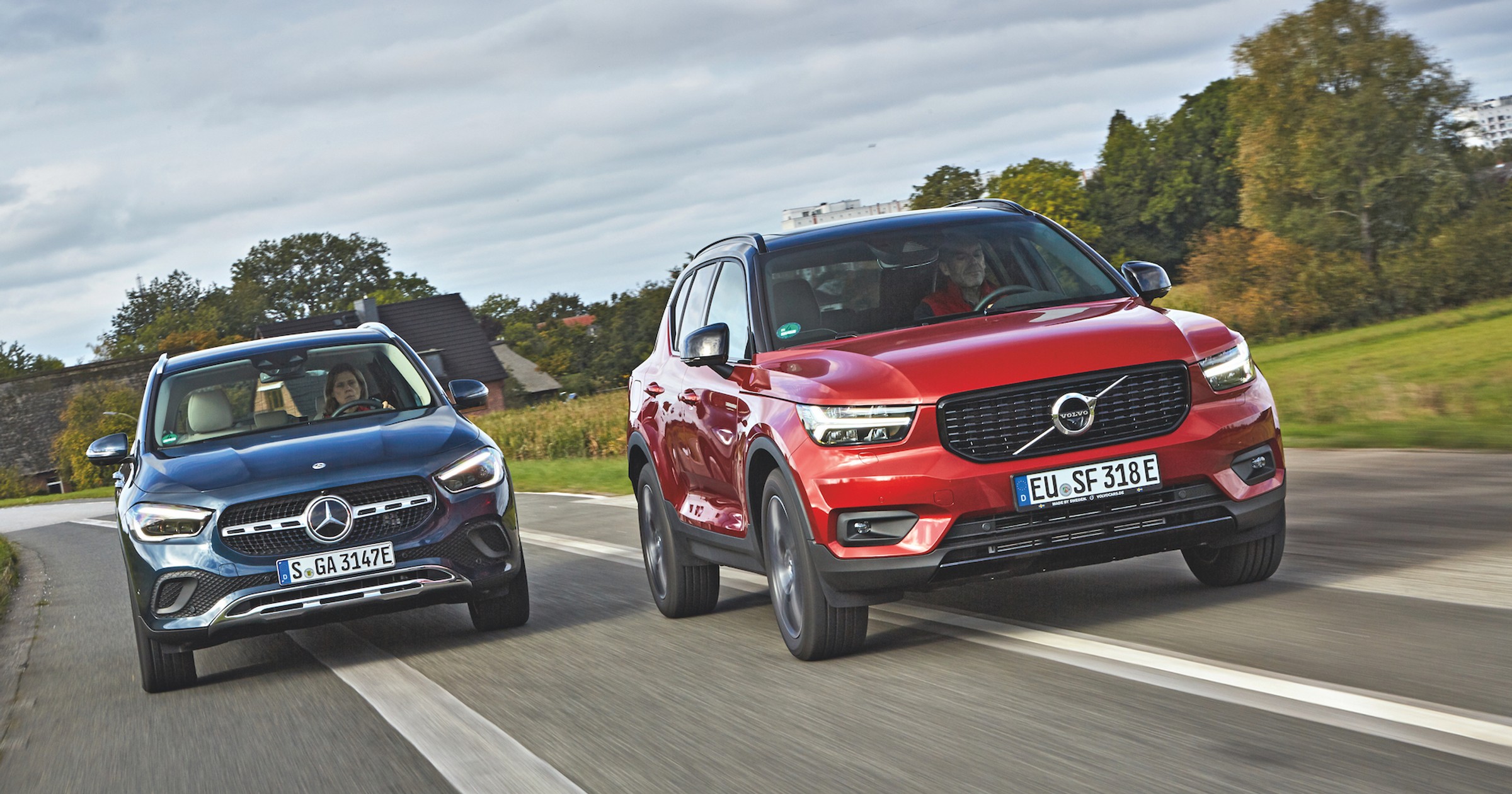 Porównanie hybrydowych SUVów: Mercedes GLA 250e kontra Volvo XC40 Recharge T4