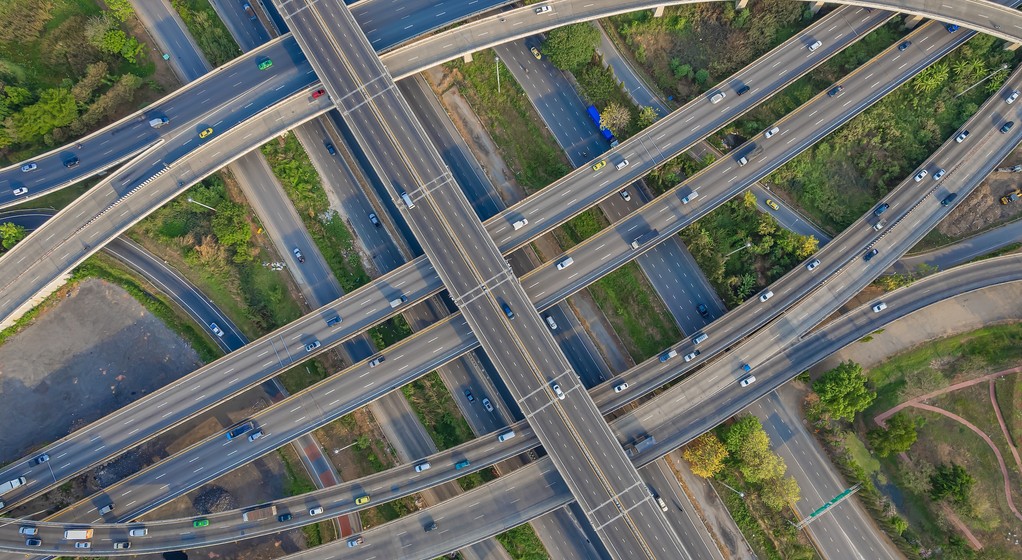 Wielopoziomowy węzeł autostradowy — zdj. ilustracyjne