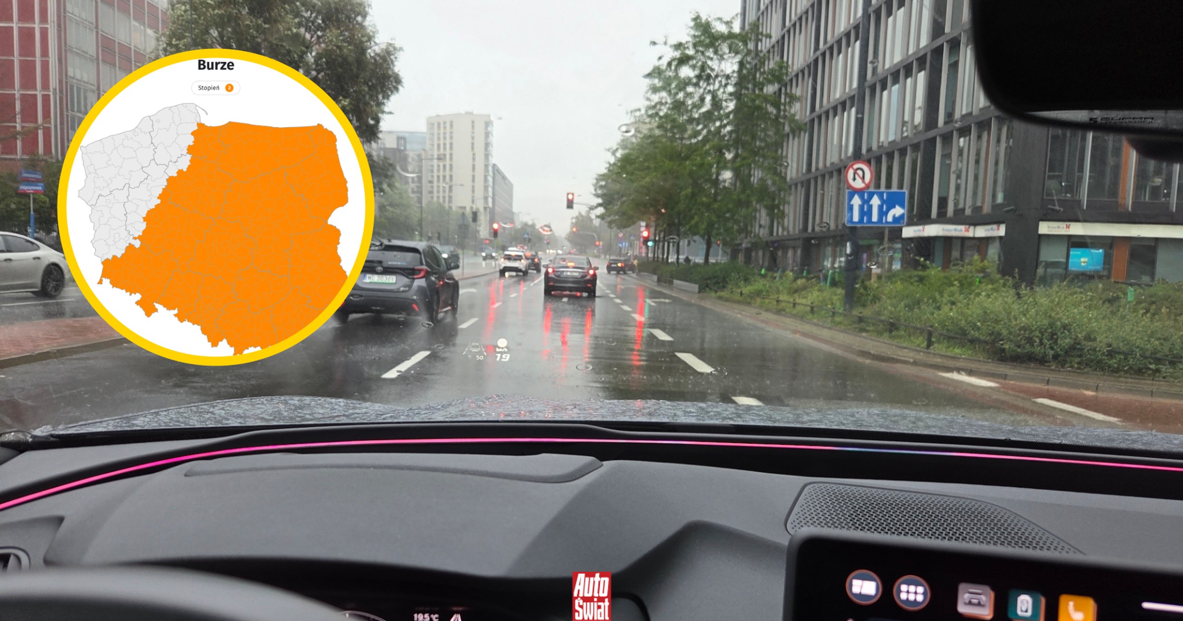 Auto in tempesta con fulmine, passeggeri protetti, protezione elettrica, sicurezza durante la tempesta