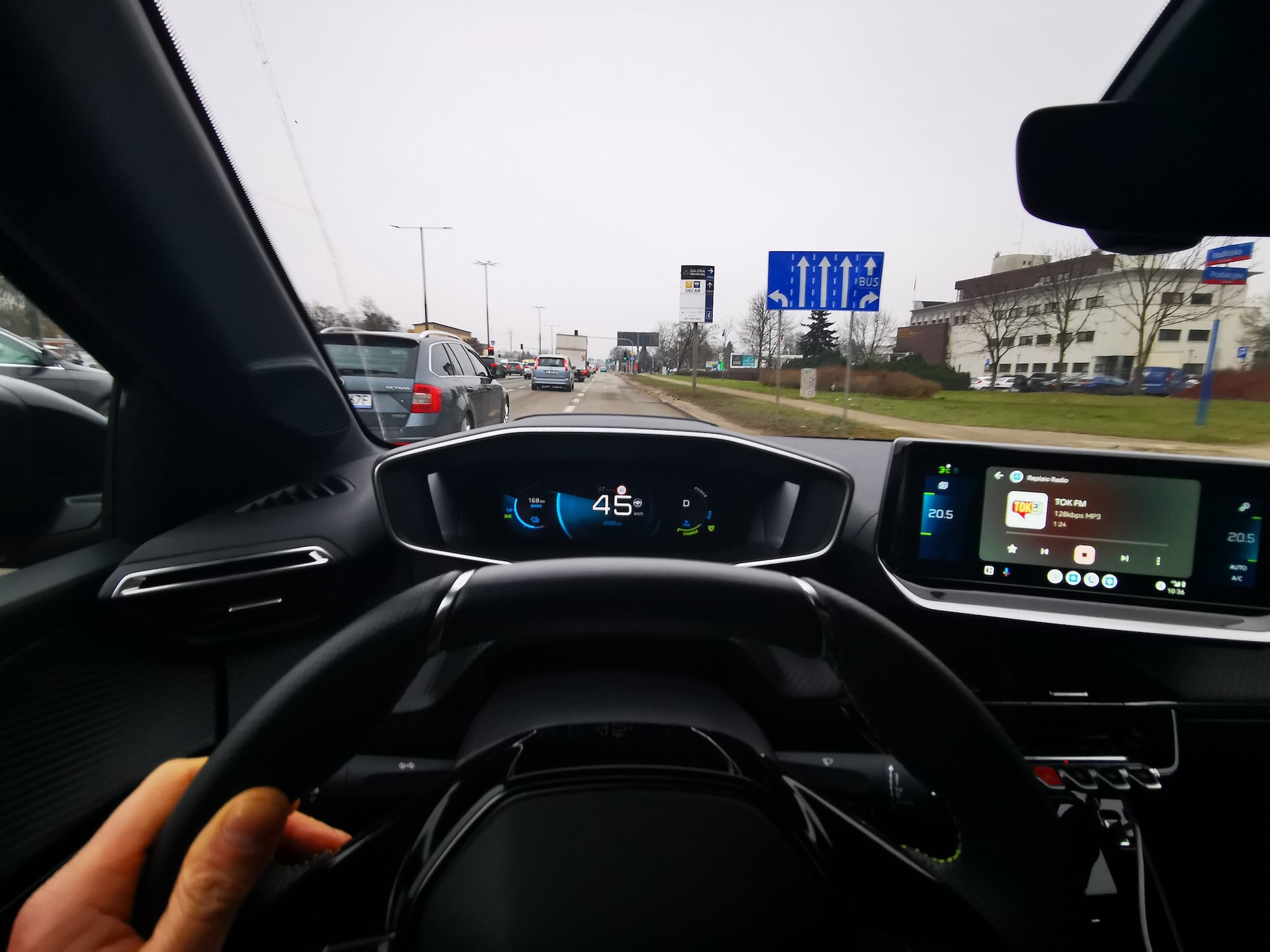 Auta elektryczne pozostaną na buspasach