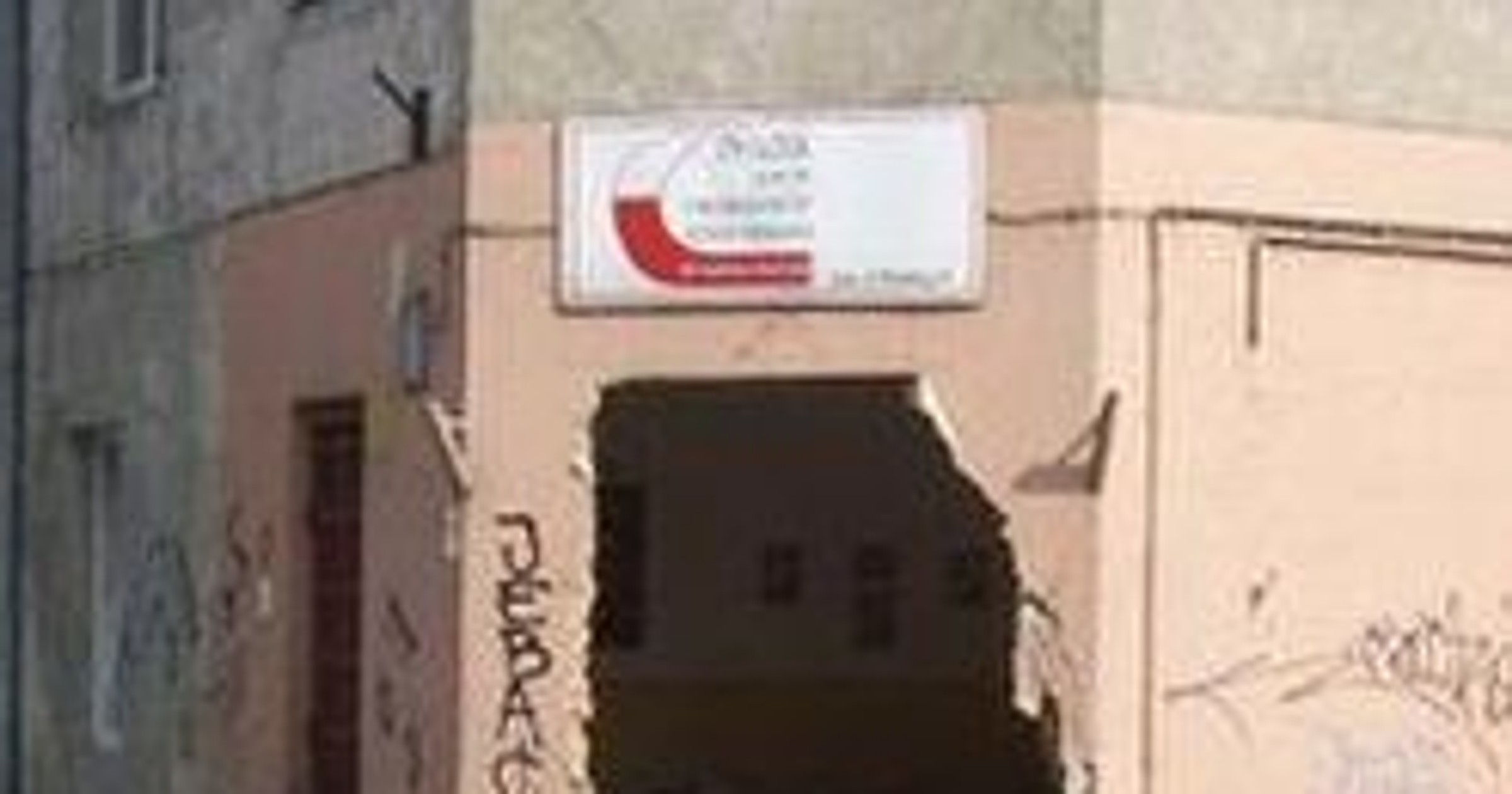 Zgierz: 3 promile kierowcy, śmieciarka wbita w ścianę