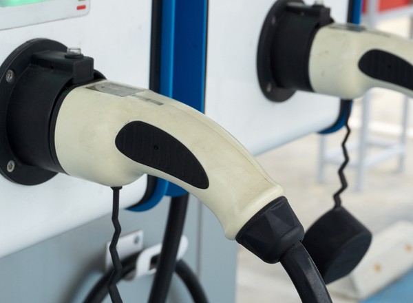 Nowe stacje ładowania elektryków przy autostradach [LISTA]