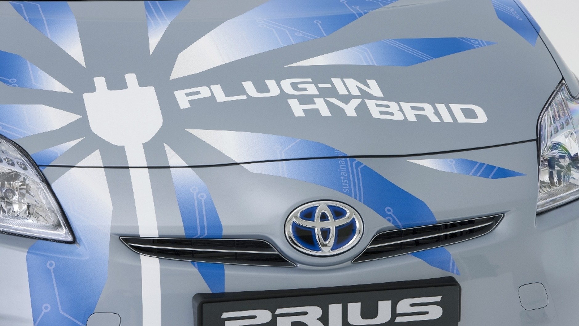 Znaczek z niebieską poświatą na Priusie PHEV