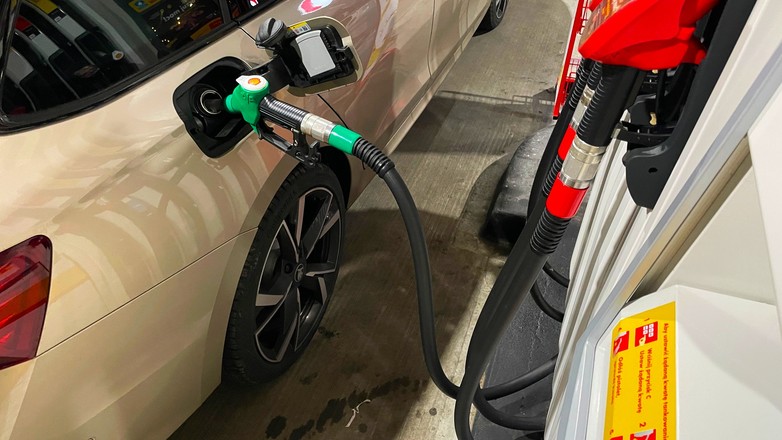 Tankowanie samochodu na stacji paliw