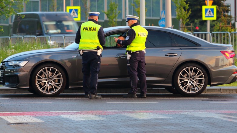 Policja może zatrzymać kierowców do kontroli, jeśli ma ku temu powód. Zdjęcie ilustracyjne