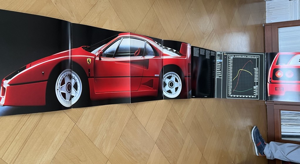 Prospekt Ferrari F40 jest wyjątkowo długi, i to dosłownie