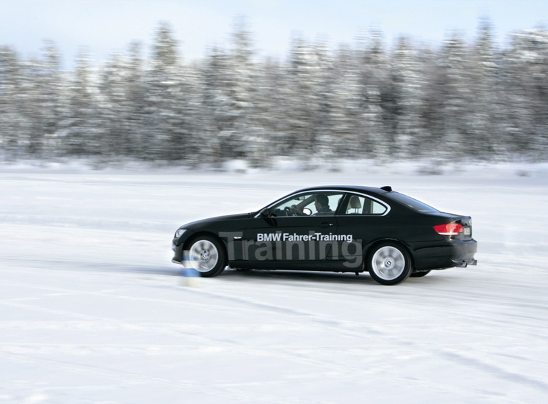 Mercedes i BMW szaleją na śniegu