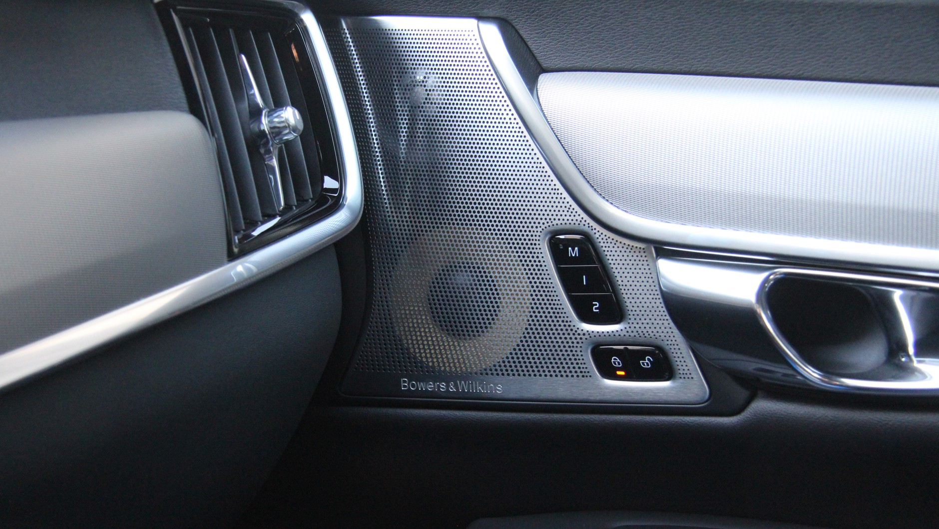 W górnej części drzwi zmieszczono średniotonowy i wysokotonowy - Bowers & Wilkins w Volvo V90
