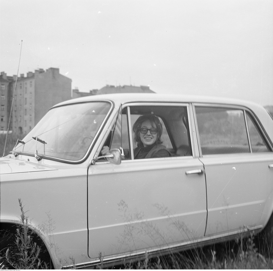 Autorka zdjęć z zimy stulecia w Warszawie i okolicach, Grażyna Rutowska, w Fiacie 125p (zdjęcie z 1971 roku).