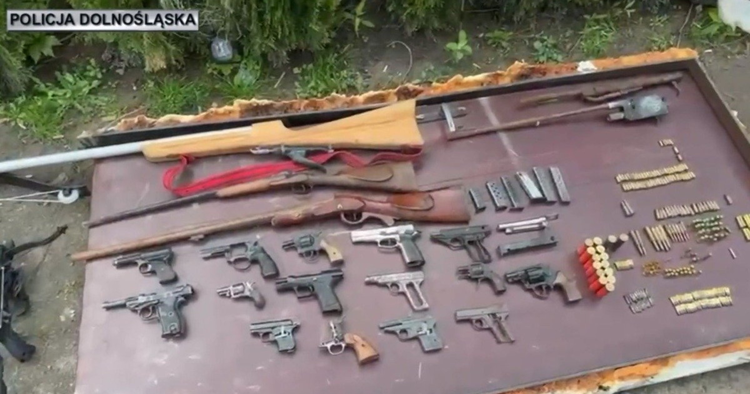 Obraz pochodzący z serwisu https://dolnoslaska.policja.gov.pl/wr1/aktualnosci/biezace-inf/120758,Uderzenie-dolnoslaskich-policjantow-w-handel-bronia-i-narkotykami.html