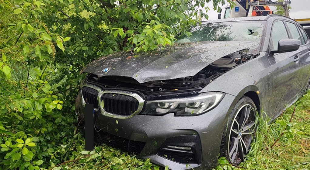 Rozbite BMW samo wezwało pomoc